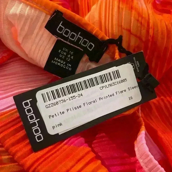 Boohoo Petite Plisse Floral Printed Flare Sleeve Romper - Picture 3 of 4